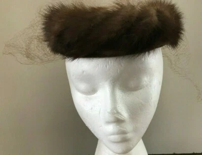 Chapéu marrom feminino vintage anos 40/50 vison com edição de véu de rede e laço de cetim - Imagem 1 de 4