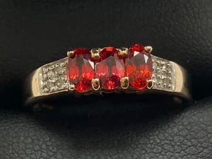 Anillo trilogía de diamantes y rubíes de oro amarillo de 9 quilates talla Q con sello - Imagen 1 de 13