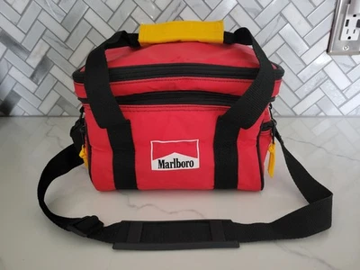 Винтажный изолированный мягкий обеденный мешок Marlboro, поваренная книга Marlboro Cook Like A Man - Изображение 1 из 4