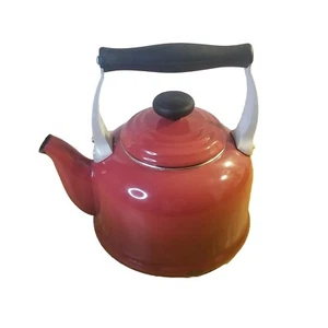Le Creuset Kettle Red Enamel 2.2 Quart 2.1 Liter Tea Water Whistling Pot Handle - Picture 1 of 7