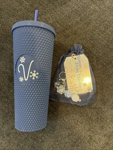 Blaue Trinkflasche mit Schlüsselanhänger. Buchstabe V - Bild 1 von 5