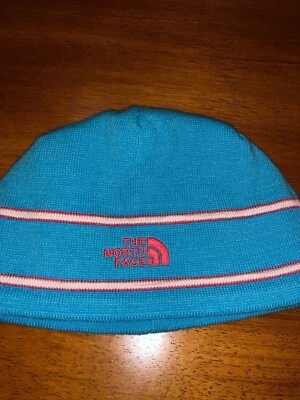 The North Face 儿童标志无檐帽,绿松石蓝色 M 码 (22) 周围 — 第 1/3 张图片