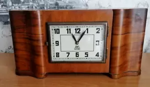 Orologio vintage sovietico da tavolo URSS in legno con la lotta di Vladimir. - Foto 1 di 20