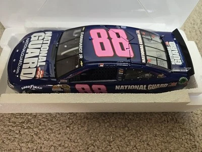 2013 Dale Earnhardt Jr 88 Guardia Nacional Rosa 1/24 Lionel Nascar Diecast 1/1656 Foto 1 de 4