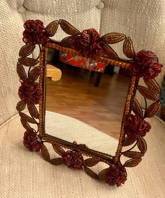 Espelho Beautifu vintage vermelho/âmbar com miçangas à mão 14” estrutura de metal cavalete vaidade - Imagem 1 de 4