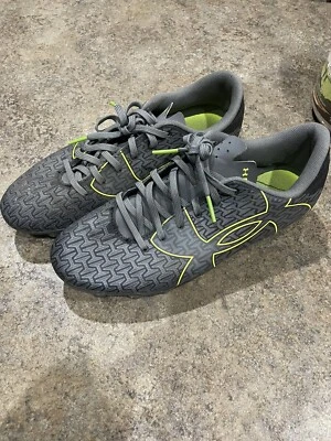 Botines de fútbol bajo armadura gris y verde Foto 1 de 4