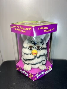 Nuevo juguete interactivo FURBY 1998 cebra negro blanco ojos marrones 70-800 sellado - Imagen 1 de 8