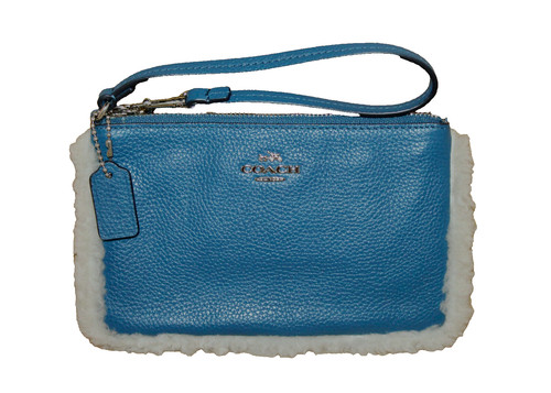 COACH Custodia con cerniera in pelle e ciottoli da polso blu bordato in shearling F64709