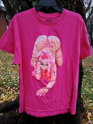Camiseta Nicki Minaj rosa retrato rosto princesa tamanho M estampa gráfica HTF - Imagem 1 de 4