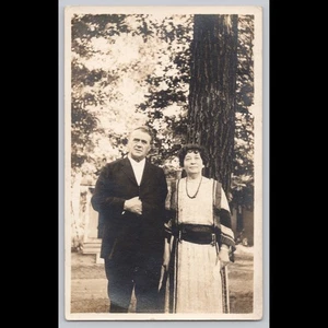 Foto real postal de pareja de pie al aire libre - Imagen 1 de 3