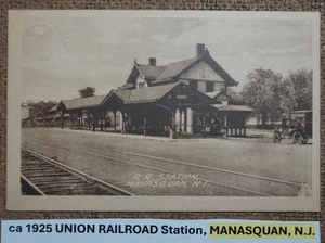 ca 1925 UNION BAHNHOF, MANASQUAN, N.J. POSTKARTE SEPIA TON ANTIKWAGEN - Bild 1 von 2