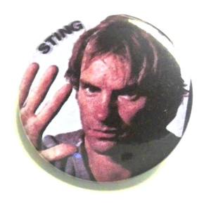 Distintivo vintage con bottoni a spillo STING realizzato nel 1983 1,25"  - Foto 1 di 3