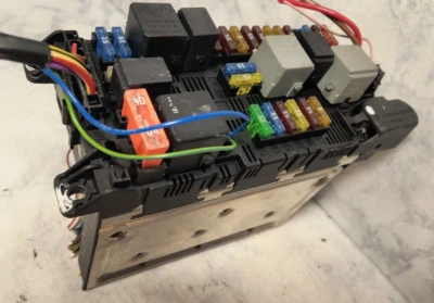 Caja de fusibles relé SAM delantero Mercedes-Benz E350 2004-2006 OEM 2115453901 Foto 1 de 4