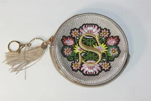 Cartera redonda billetera floral plata ""S"" con cremallera inicial bolso de monedas con borla  - Imagen 1 de 3