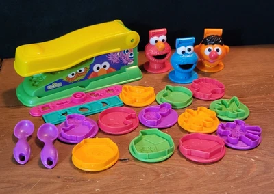 Moldes de Plaza Sésamo Play-Doh, Prensa, Elmo, Monstruo de Galletas, Ernie Foto 1 de 4
