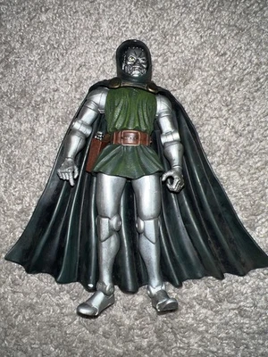 Boneco de ação ToyBiz Marvel Legends Series 2 Dr. Doom 2002 - Imagem 1 de 3