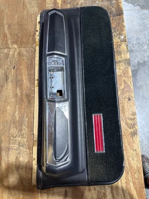 Oldsmobile 98 Regency 1973 panel de puerta inferior delantero para conductores negro Foto 1 de 4