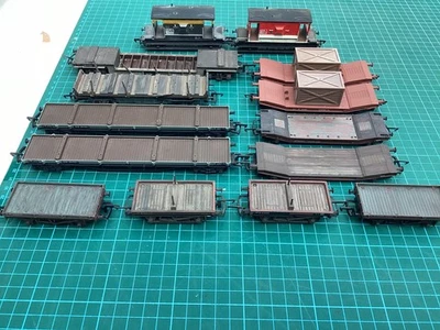 Rake of 14 00 Gauge 12 bolster wagons and 2 guards van - Image 1 of 4