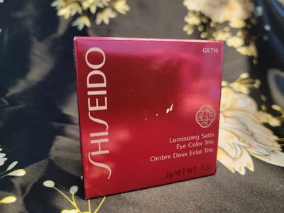 Trío de colores de ojos satinados iluminadores Shiseido, GR 716, GLO. 11261, 0,1 oz. Foto 1 de 4