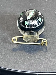 VINTAGE 80er KOMPASS PIN MADE IN TAIWAN NAUTIK WANDERBOOT SCHIFF KAPITÄN BUTTON - Bild 1 von 2