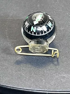 PIN BRÚJULA VINTAGE AÑOS 80 HECHO EN TAIWÁN NÁUTICO SENDERISMO BARCO CAPITÁN BOTÓN Foto 1 de 2