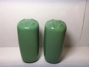 GREEN CERAMIC  SALT & PEPPER SHAKERS  (3.75" TALL)  VINTAGE UNUSED - Picture 1 of 5