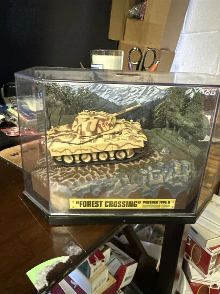 MATCHBOX COLECIONÁVEIS FOREST CROSSING SHERMAN M4A3 TANQUE FUNDIDO ESCALA 1/72 1944 - Imagem 1 de 1
