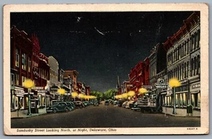 Postcard Delaware OH c1946 Sandusky Street Looking North at Night Old Cars Shops - Bild 1 von 2