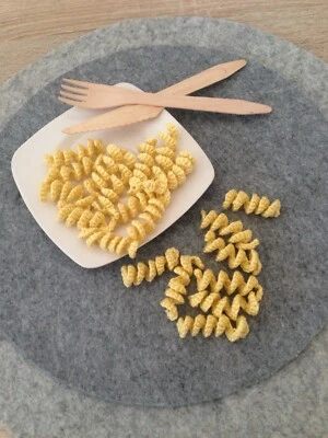 10 Nudeln gehäkelt, Häkelnudeln, Spirelli, Fusili, Kaufmannsladen, Kinderküche - Bild 1 von 2