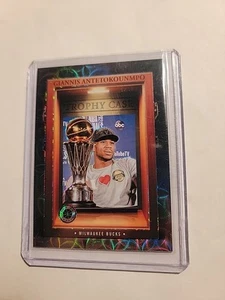 Giannis Antetokounmpo 2023-24 Hoops Premium Stock Trophy Case Scope Prizm SSP - Bild 1 von 7