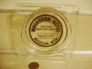Cenicero de vidrio publicitario vintage MUSKEGON HOTEL Western Ave Sam Bukieh ¡Prop! - Imagen 1 de 4