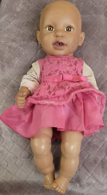 Muñeca bebé afroamericana de plástico Cititoy 2017 14" alimentación y orina pelo/ojos castaños Foto 1 de 4