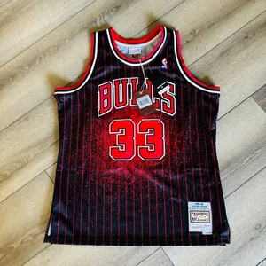 Mitchell & Ness Chicago Bulls Scottie Pippen 33 Spray Paint Swingman Jersey - XL - Picture 1 of 9