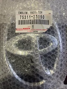 GENUINE TOYOTA OEM EMBLEM ORNAMENT 75311-33150 - Bild 1 von 2
