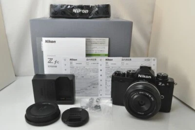 [NEUWERTIG++]Nikon Zfc Spiegellose Kamera + 28mm F/2.8 SE Objektiv Kit *Shutt... - Bild 1 von 4