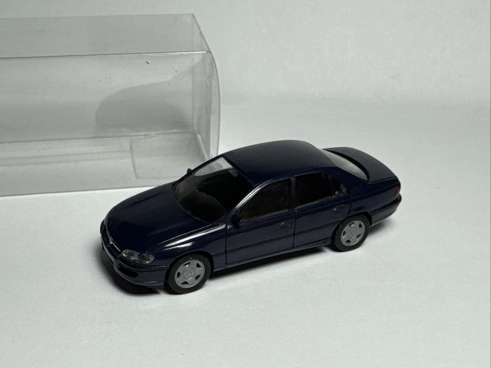 Modellauto   Herpa 1:87 / H0 #4084 Opel Omega  dunkelblau mit EVP    EMA179 - Bild 1 von 4