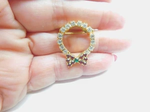 Clear Red Green Prong Set Rhinestone Gold Tone Christmas Wreath Brooch Vintage - Picture 1 of 4