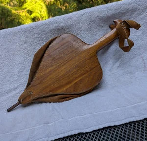 Antiker Kamin Blasebalg Spatenform handgefertigt Mahagoni geschnitzt Kreise Nieten - Bild 1 von 8