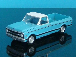Classic 1970 Chevrolet C-10 5.7L V8 Fleetside Pick-up Maßstab 1:64 Ltd Edition J - Bild 1 von 4