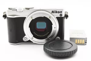 Nikon Nikon1 J5 argento/VR 10-30 mm/18,5 mm f1.8 solo corpo Giappone - Foto 1 di 9