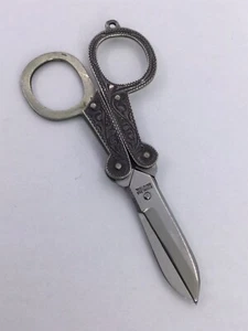 TIJERAS PLEGABLES ESTERLINA ASAS GRABADAS DE LUJO - 3 3/8” ABIERTAS (S916)  - Imagen 1 de 14