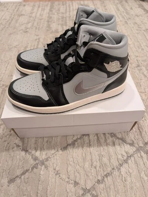 WMNS NIKE AIR JORDAN 1 MID SE NEGRO/METÁLICO PLATEADO TALLA 9.5 [FB9892 002] NUEVO Foto 1 de 4