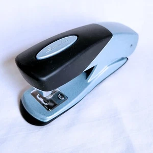 Compact Soft Ergonomic Grip Swingline Stapler S70810XX - Picture 1 of 5