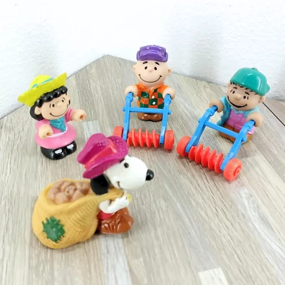 Peanuts Charlie Brown Farmer Linus Snoopy Lucy y 2 cortacéspedes United Feature Sync.  Foto 1 de 4