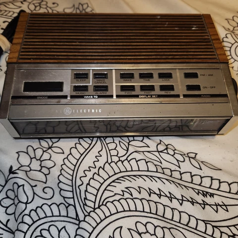 Vintage Clock Radio - General Electric Model 7-4652A AM/FM Digital Alarm Cover