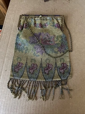 Cartera rosa con marco floral de metal plateado vintage de principios de 1900 con flecos Foto 1 de 4