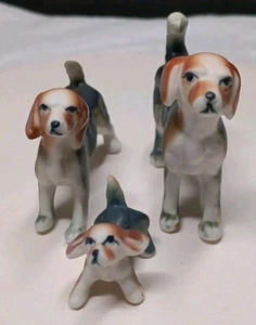 Vintage Miniatur Keramik Beagle Hund Familie verspielt Welpe Hund Figuren 3er Set - Bild 1 von 10