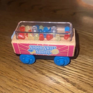 Thomas & Friends Ferrovia Sodor Sweet Shoppe Gumdrop Magnetico Ferroviario Auto - Foto 1 di 3