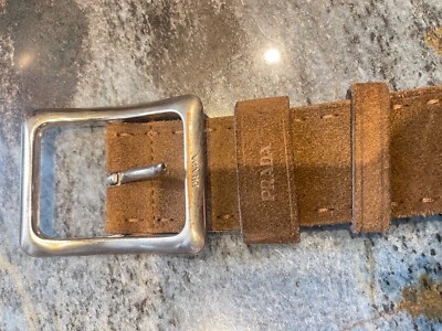 Cinturón Prada Marrón Gamuza 2" con Hebilla Grande Plateada Talla 36 Usado en Excelente Condición Foto 1 de 3