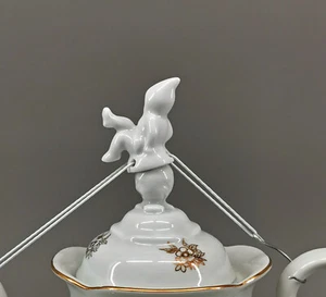 9986452 Figure en Porcelaine Attrape Gouttes Nain à Droite Blanc Lindner 4x3cm - Picture 1 of 3